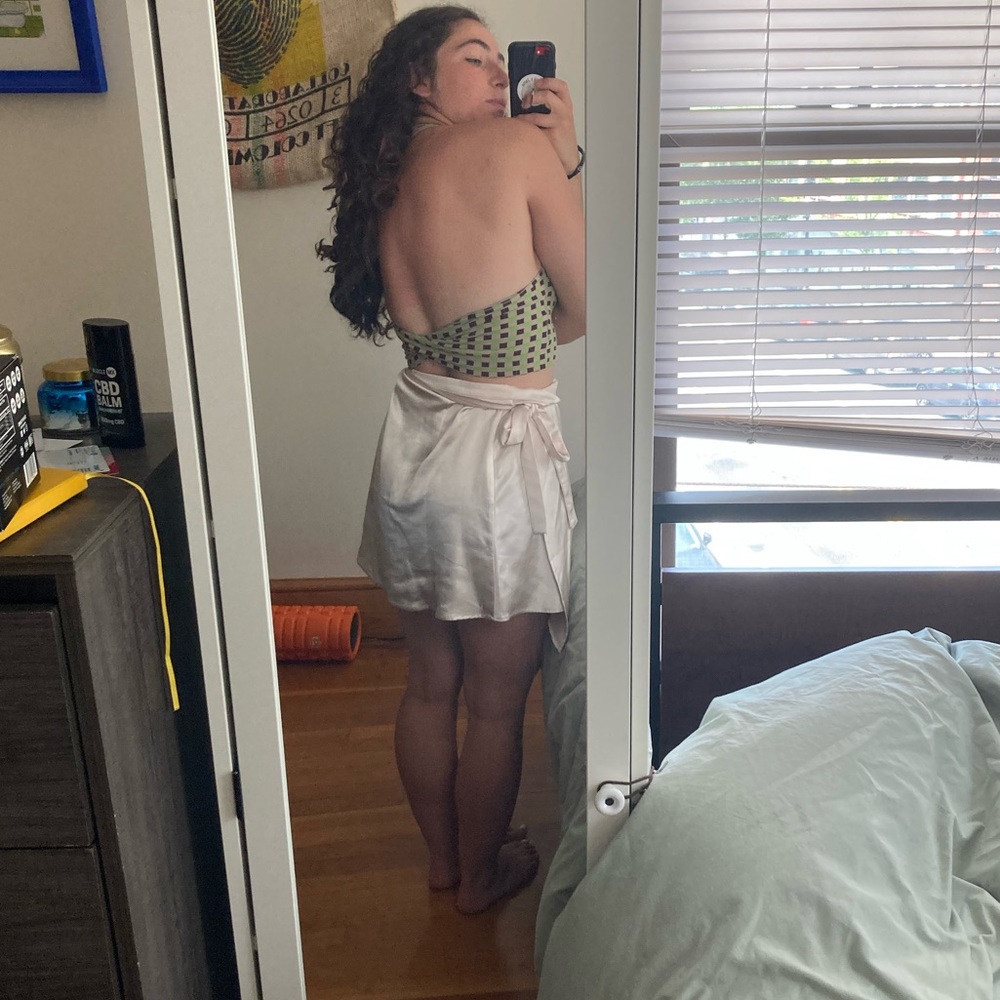 Checkered Halter Style Crop Top - Picture 4 of 9